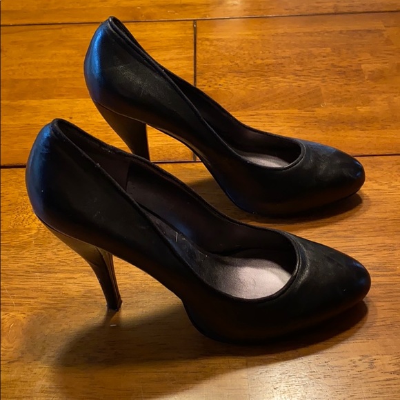 Black Leather Nine West Round Toe Pump - Picture 2 of 8